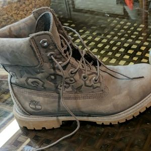 Used grey timberland boots size 8.5💐
